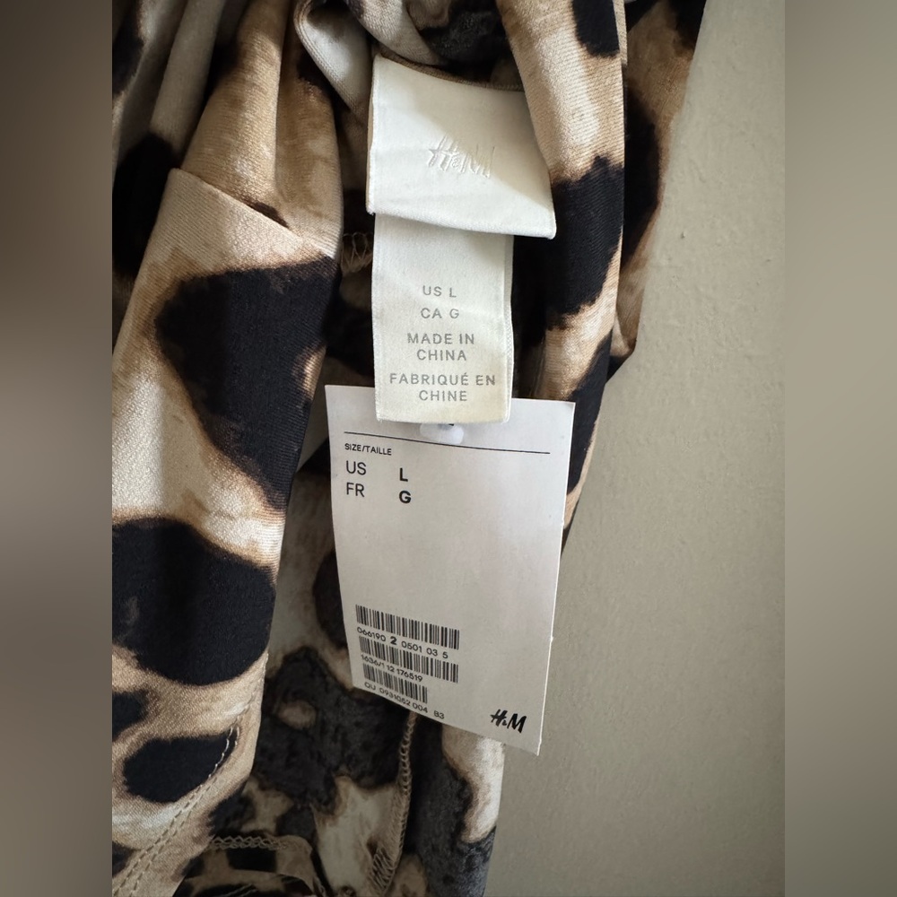 NWT H&M Leopard Print Turtleneck Top with Cut Out Back Size Large - Picture 5 of 5
